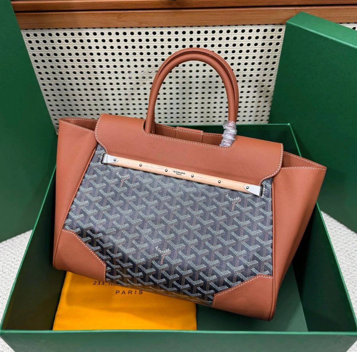 GOYARD 
COPY ONE 
150 dhs🇦🇪🇦🇪

Zain295
♥️♥️♥️