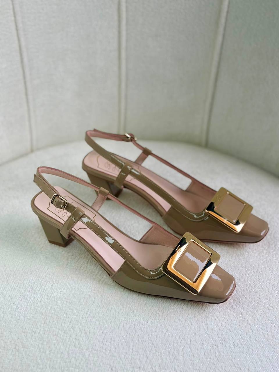 Roger Vivier 
Super *AAA* *+* Quality 💯 
With original packing🎁🎁
SIZE:36and42
Available now
450 dhs🇦🇪🇦🇪

Zain309
♥️♥️♥️