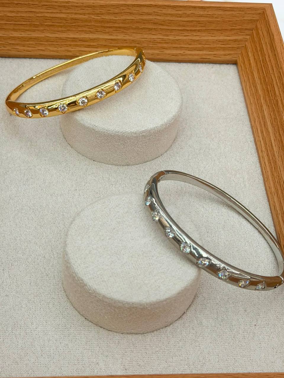 Bangle ❤️‍🔥*
good quality 💯
With black boxes 🗃️ 
20 dhs💓
With normal boxes 📦 
And paper bag🛍️
30 dhs💓

Zain216
♥️♥️♥️