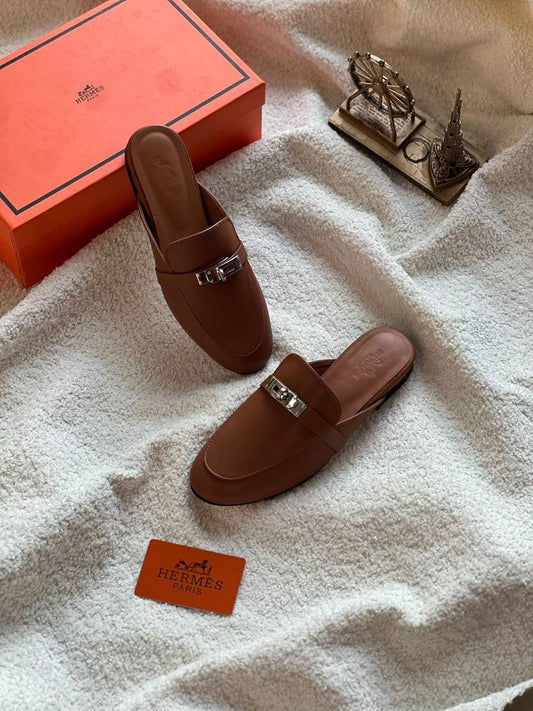 New. Hermes shoes 

   Size  .  36.  to 41

115 dhs🪙💚

Zain80
♥️♥️♥️