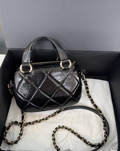 Chanel 

100 dhs✅

with box
🎁🎁🎁

Size:18-12-7

Zain07
♥️♥️♥️