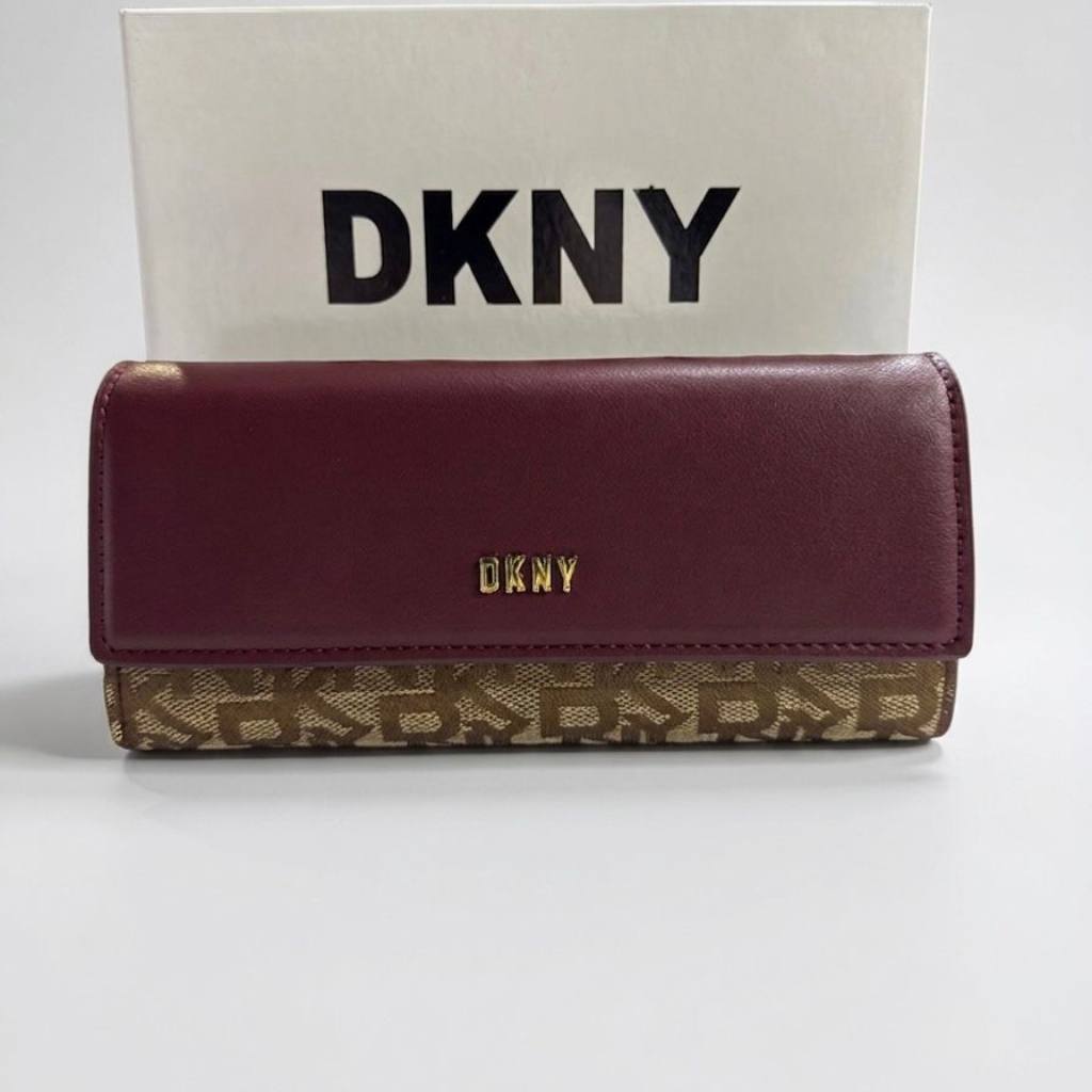 DKNY

High quality

With box 
100 dhs🇦🇪🇦🇪

Zain50
♥️♥️♥️