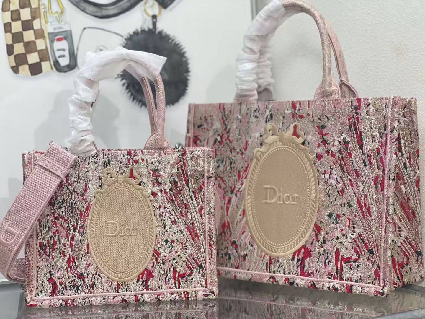 Dior Tote Bag 🙋🏻‍♀️
Master✅✅
36cm💕 320 dhs🇦🇪🇦🇪
41cm💕 330 dhs🇦🇪🇦🇪

Zain297
♥️♥️♥️