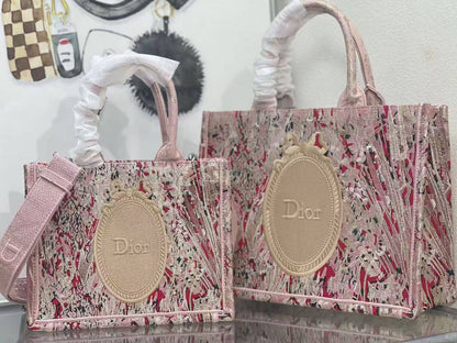 Dior Tote Bag 🙋🏻‍♀️
Master✅✅
36cm💕 320 dhs🇦🇪🇦🇪
41cm💕 330 dhs🇦🇪🇦🇪

Zain297
♥️♥️♥️