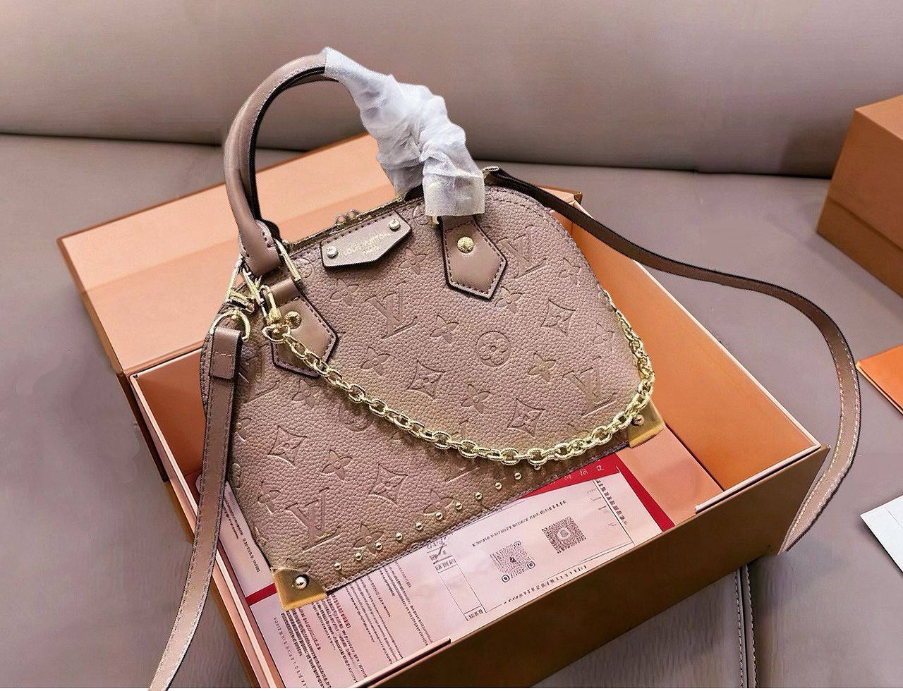 LV L001
COPY ONE NEW CAME 

WITH BOX 
🎁🎁🎁

180 dhs✅

Zain39
♥️♥️♥️
