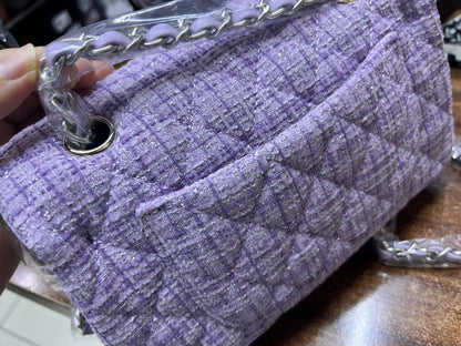 Chanel
95 dhs✅

with box
🎁🎁🎁

size 21×6×11cm

Zain42
♥️♥️♥️