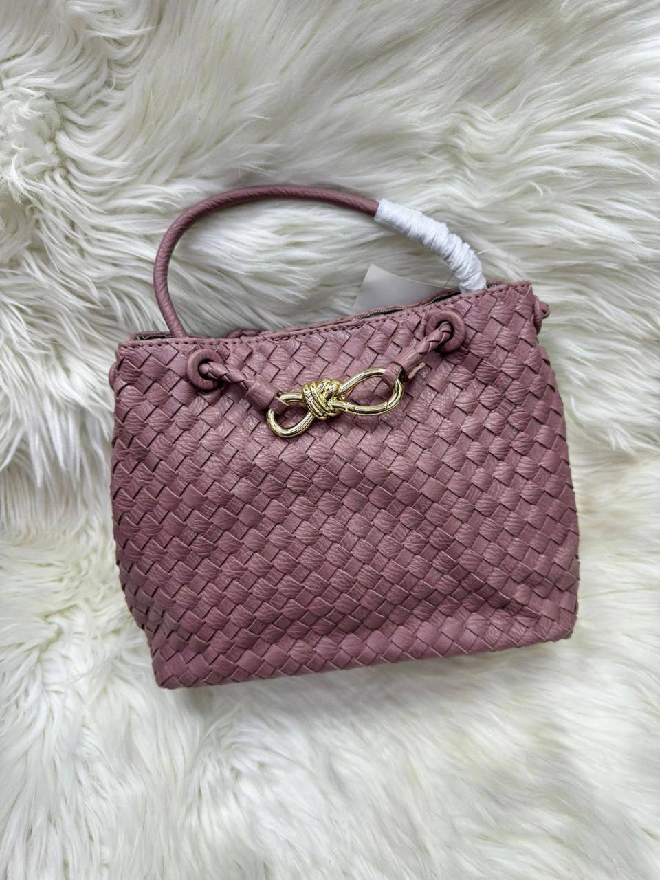 🎉 Offer 🎊  Prada / Bottega
Good quality 
Size : 25 * 22 cm
70 dhs🪙🌺
Limit Stock

Zain115
♥️♥️♥️