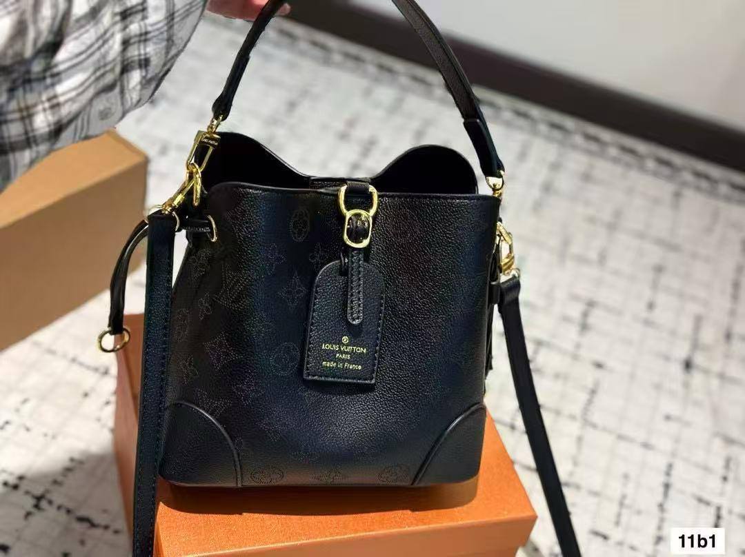 LV
Bags

with box

Zain26
♥️♥️♥️