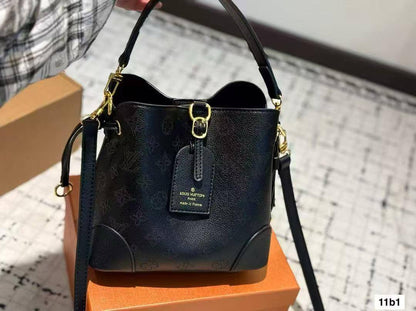LV
Bags

with box

Zain26
♥️♥️♥️