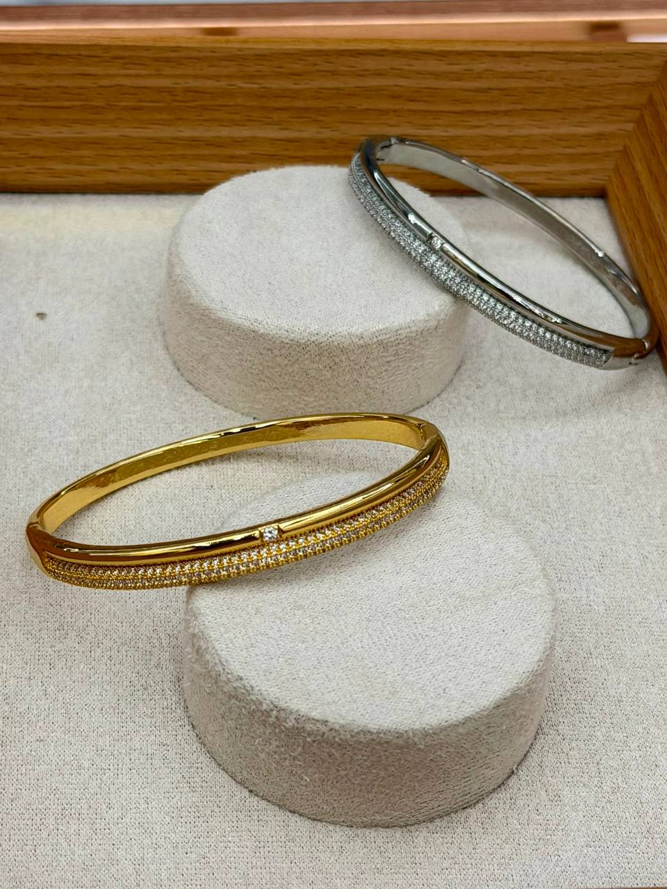 Bangle ❤️‍🔥*
good quality 💯
With black boxes 🗃️ 
20 dhs💓
With normal boxes 📦 
And paper bag🛍️
30 dhs💓

Zain216
♥️♥️♥️