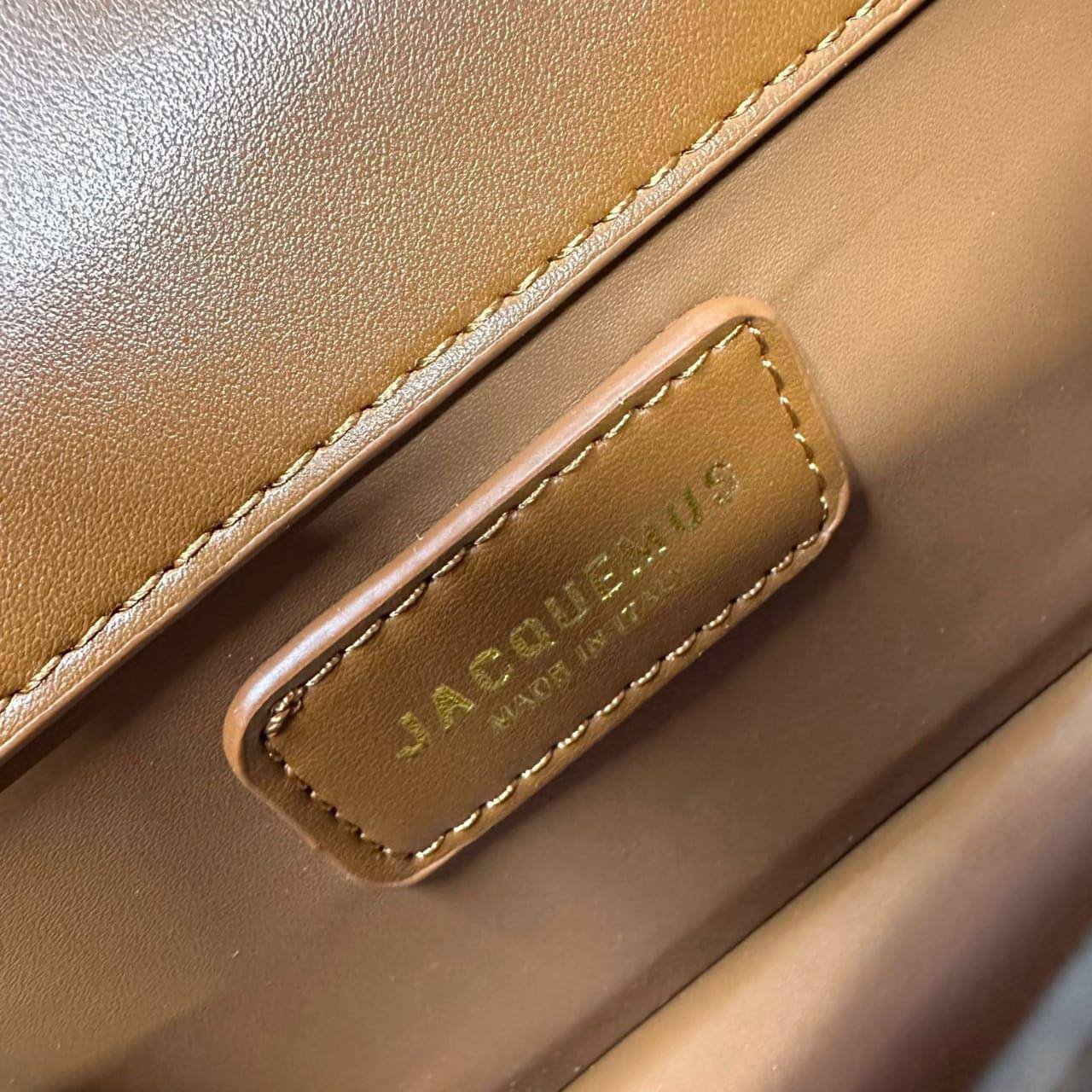 JACQUEMUS 
BIG SIZE NEW CAME GOOD QUALITY 

WITH BOX 🎁🎁🎁

110 dhs💓
SIZE: 24CM

Zain39
♥️♥️♥️