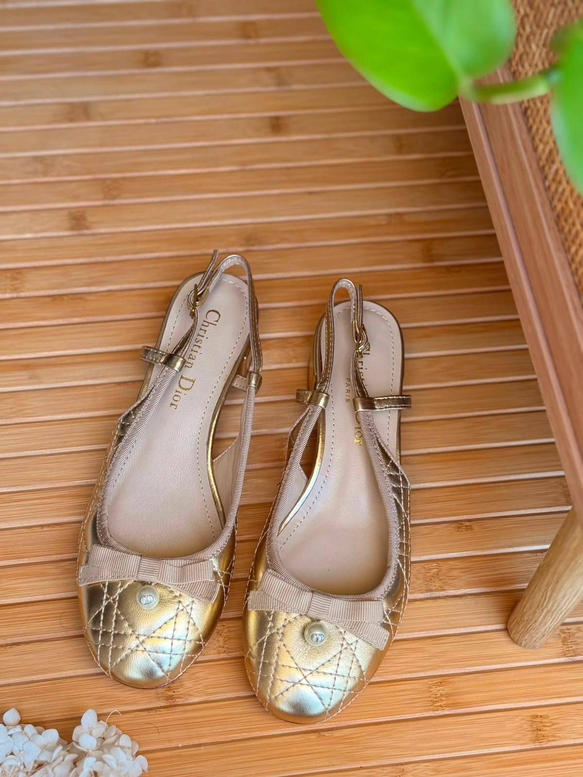 Dior

𝗦𝗶𝘇𝗲 𝟯𝟲 𝘁𝗼𝗼 𝟰𝟮 

500 dhs🇦🇪🇦🇪

Zain303
♥️♥️♥️