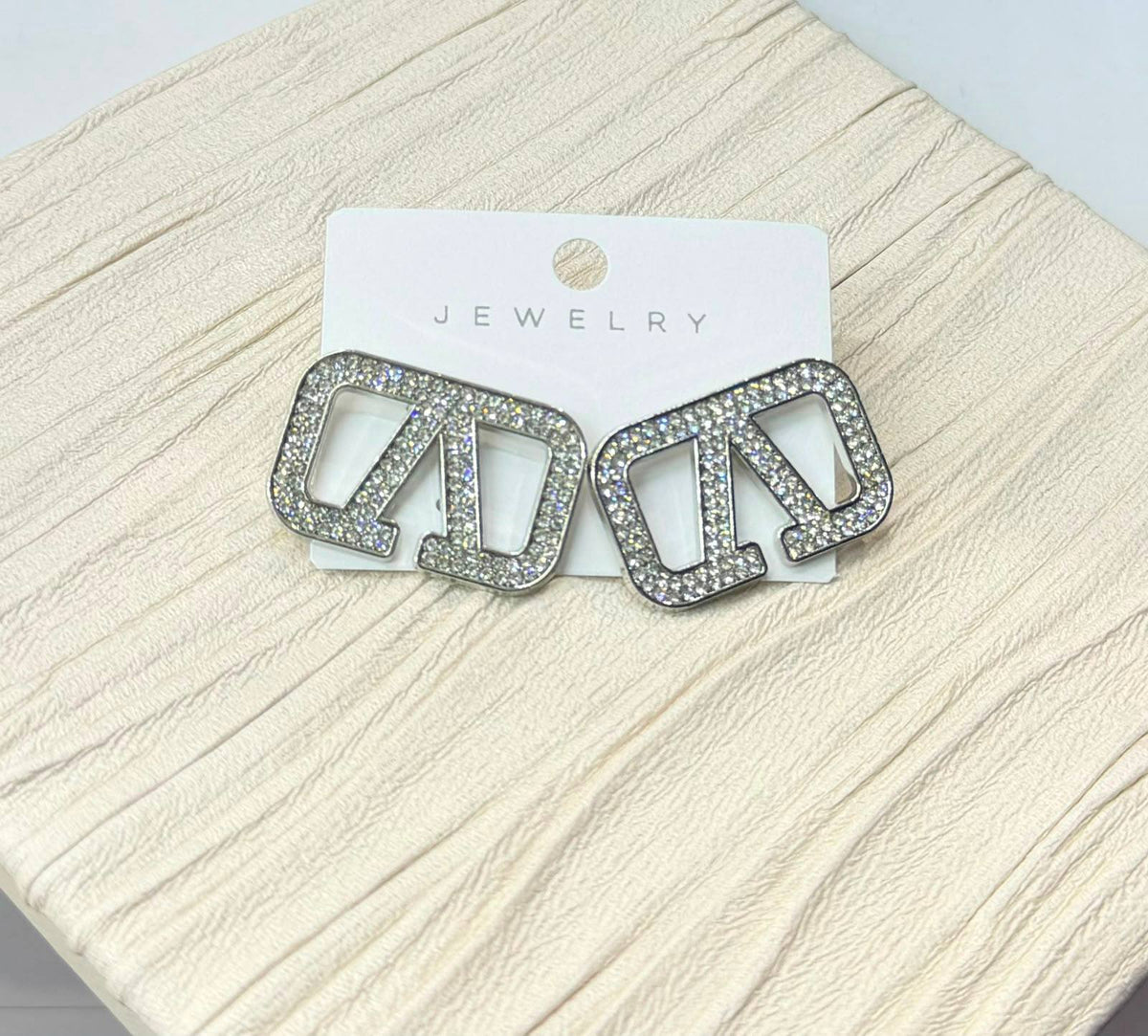 Earring 🦋 Stainless steel 💯 Good quality 🍁

 With black boxes 📦 
20 dhs🇦🇪🇦🇪🇦🇪


With normal box 🗃️

 And paper bag 🛍️ 

30 dhs🇦🇪🇦🇪

Zain216
♥️♥️♥️