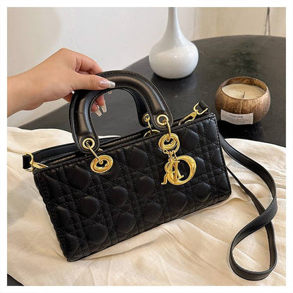 DIOR
Best quality with box
120 dhs✅
size 26CM

Zain290
♥️♥️♥️