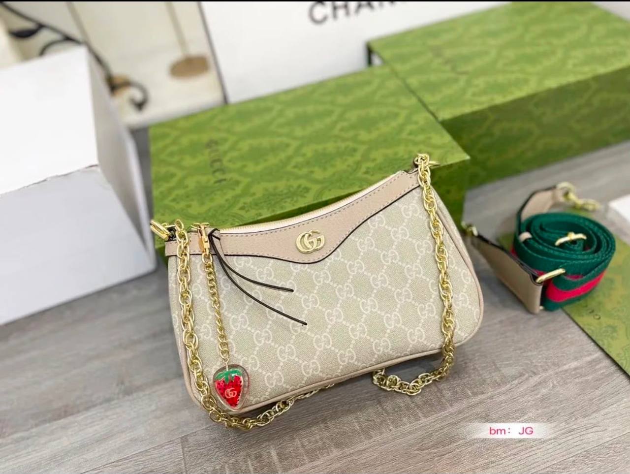 Gucci
100 dhs🇦🇪🇦🇪
good-quality with box 

Zain35
♥️♥️♥️