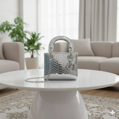 CHRISTIAN LADY DIOR
ɢʟᴏssʏ ᴄʀᴏᴄᴏᴅɪʟᴇ ʟᴇᴀᴛʜᴇʀ
sɪʟᴠᴇʀ ʜᴀʀᴅᴡᴀʀᴇ
ᴡɪᴛʜ ʟᴏɴɢ ᴄʜᴀɪɴ sʟɪɴɢ
sɪᴢᴇ : 17 cm
ᴡɪᴛʜ BOX
🎁🎁🎁

95 dhs🪙🌺

Zain31
♥️♥️♥️