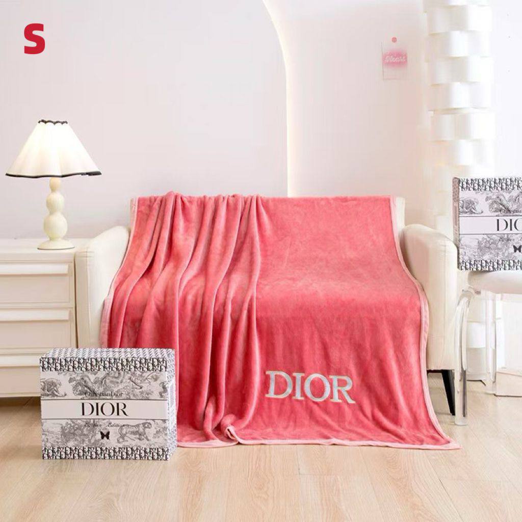 Blanket new came good quality single size 
40 dhs🪙🖤

Zain39
♥️♥️♥️