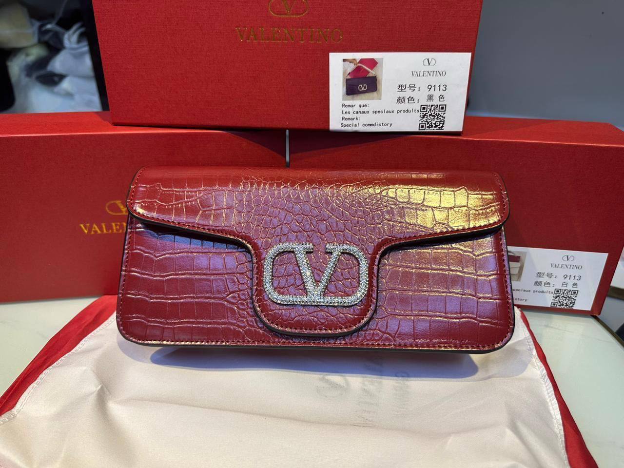 VALENTINO 
90 dhs🌺

with box
🎁🎁🎁

Zain90
♥️♥️♥️