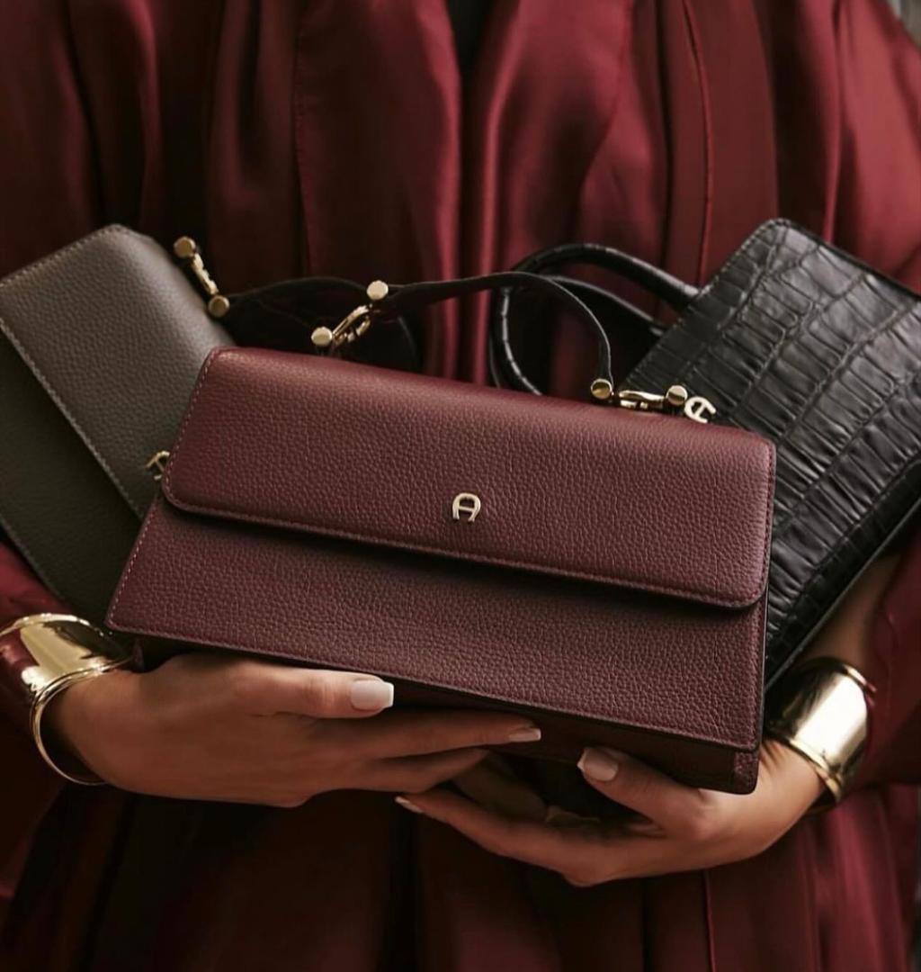 Aigner
90 dhs🪙🌨️

high quality 

With box 
🎁🎁🎁

22Cm

Zain26
♥️♥️♥️