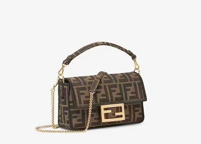 FENDI NEW CAME HIGH QUALITY WITH BOX 
120 dhs🇦🇪🇦🇪

Zain295
♥️♥️♥️