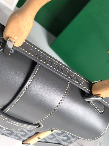 Goyard
Material: Goyardine canvas and leather

 Design: Structured handbag with a top handle

 Closure: Leather strap and clasp Style: Luxury, classic handbag

For Price 👇 WhatsApp✅
0568585901 
0507557372
0552275751 Owner Zain 👌

Zain325
♥️♥️♥️
