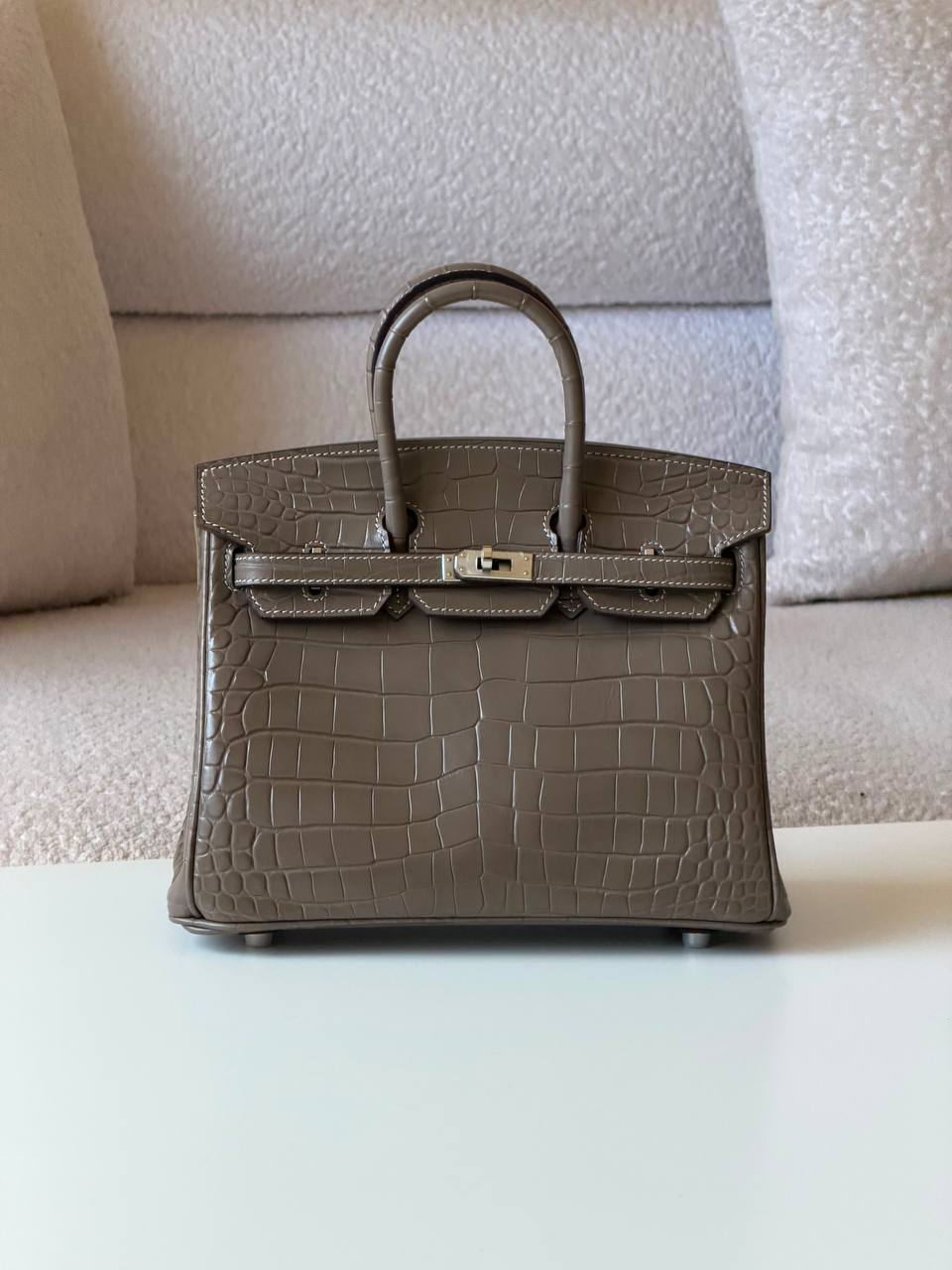 Hermes
Birkin croc 25cm💕master quality😍with box❤️
750 dhs✅

Zain52
♥️♥️♥️