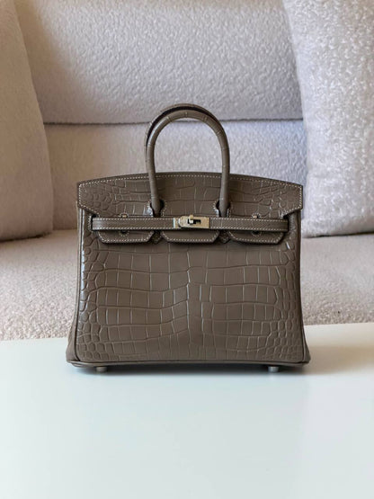 Hermes
Birkin croc 25cm💕master quality😍with box❤️
750 dhs✅

Zain52
♥️♥️♥️