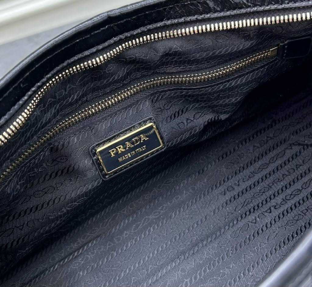 PRADA 
COPY ONE 
210 dhs✅

Zain295
♥️♥️♥️