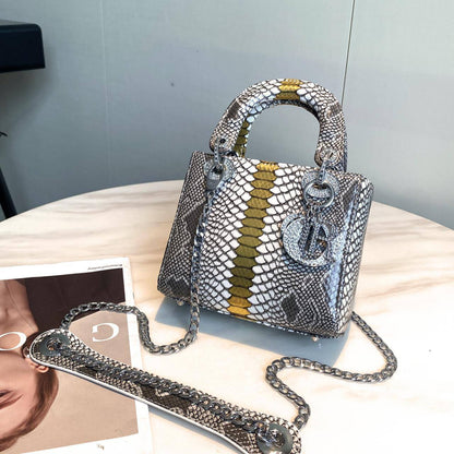 Dior
Best quality 
with box’s
🎁🎁🎁

115 dhs🪙🌨️
size 18cm

Zain158
♥️♥️♥️