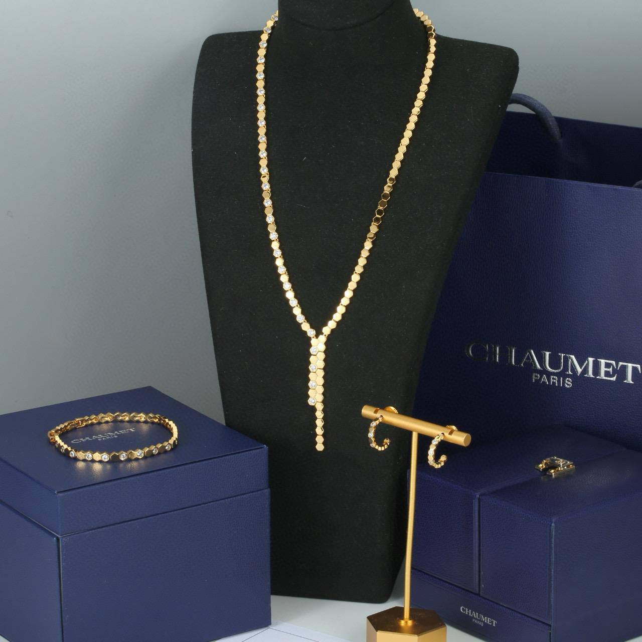 CHOUMET 
MASTER💫✨
SET NECKLACE BRACELET EARRINGS
230 DHS✅
WITH BOX AND PAPER BAG🎁🛍️

WITH MASTER BOX 
280 DHS✅

Zain89
♥️♥️♥️