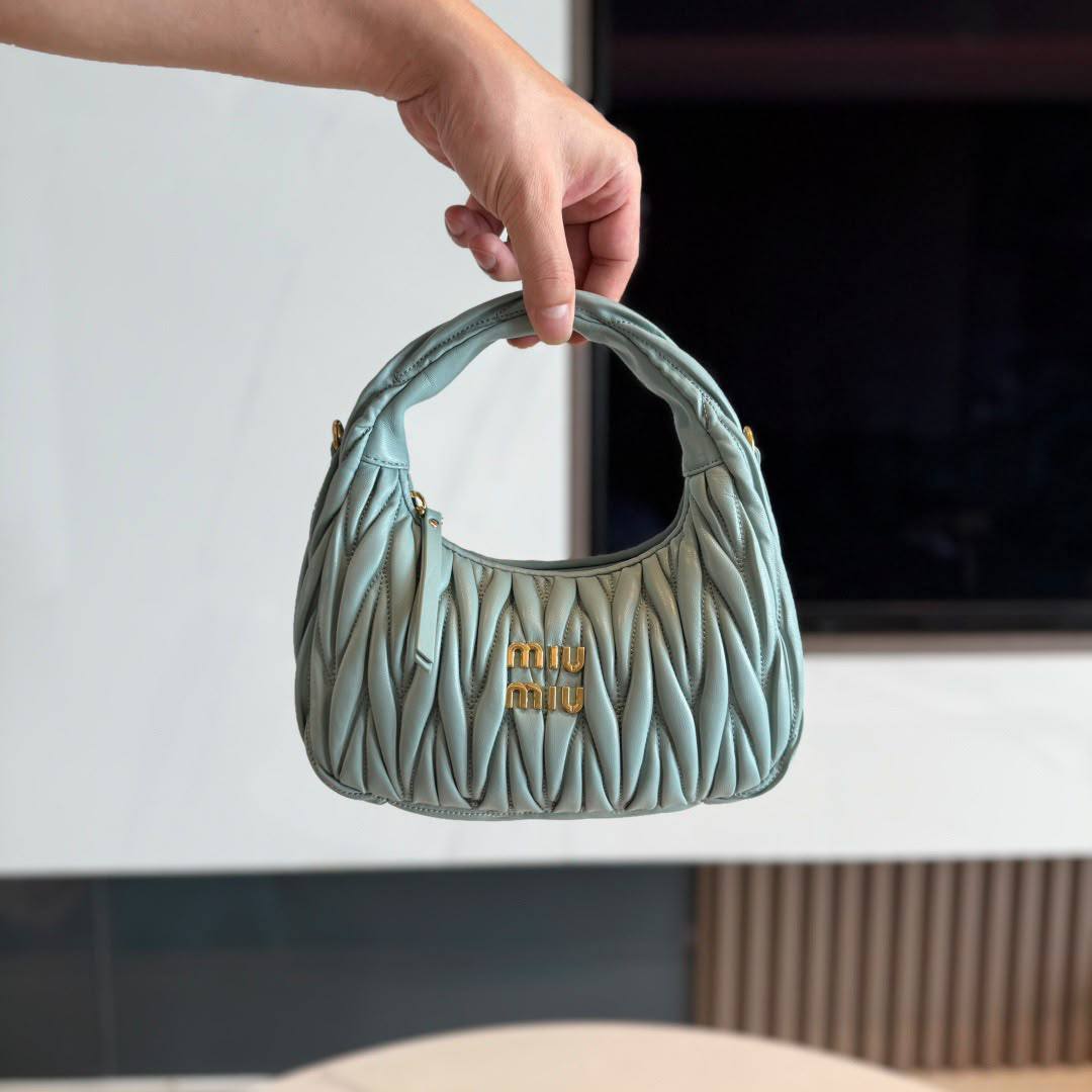 Brand: Miu MiU
Model:Wander Matelassé Hobo Bag
Material:Matelasse Kappa Leather
Hardware:Gold-tone metal
Closure:Zipper closure
Handle:Single top handle
Style:Mini Hobo Bag
Size:20cm
Quality:super master👌🏼🧶

For Price 👇 WhatsApp✅
0568585901 
050755737