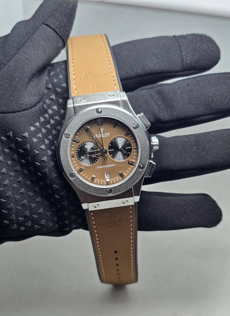 Hublot Men
*Chronograph working*
90 dhs🪙💕

Zain29
♥️♥️♥️