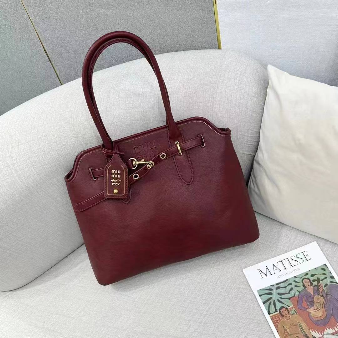 MIU MIU

Best quality 
with box
105 dhs🇦🇪🇦🇪

size 40CM

Zain290
♥️♥️♥️