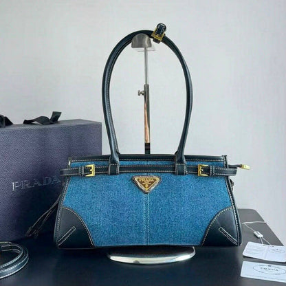 PRADA COPY ONE NEW CAME  BIG SIZE 
220 dhs🇦🇪🇦🇪

Zain295
♥️♥️♥️