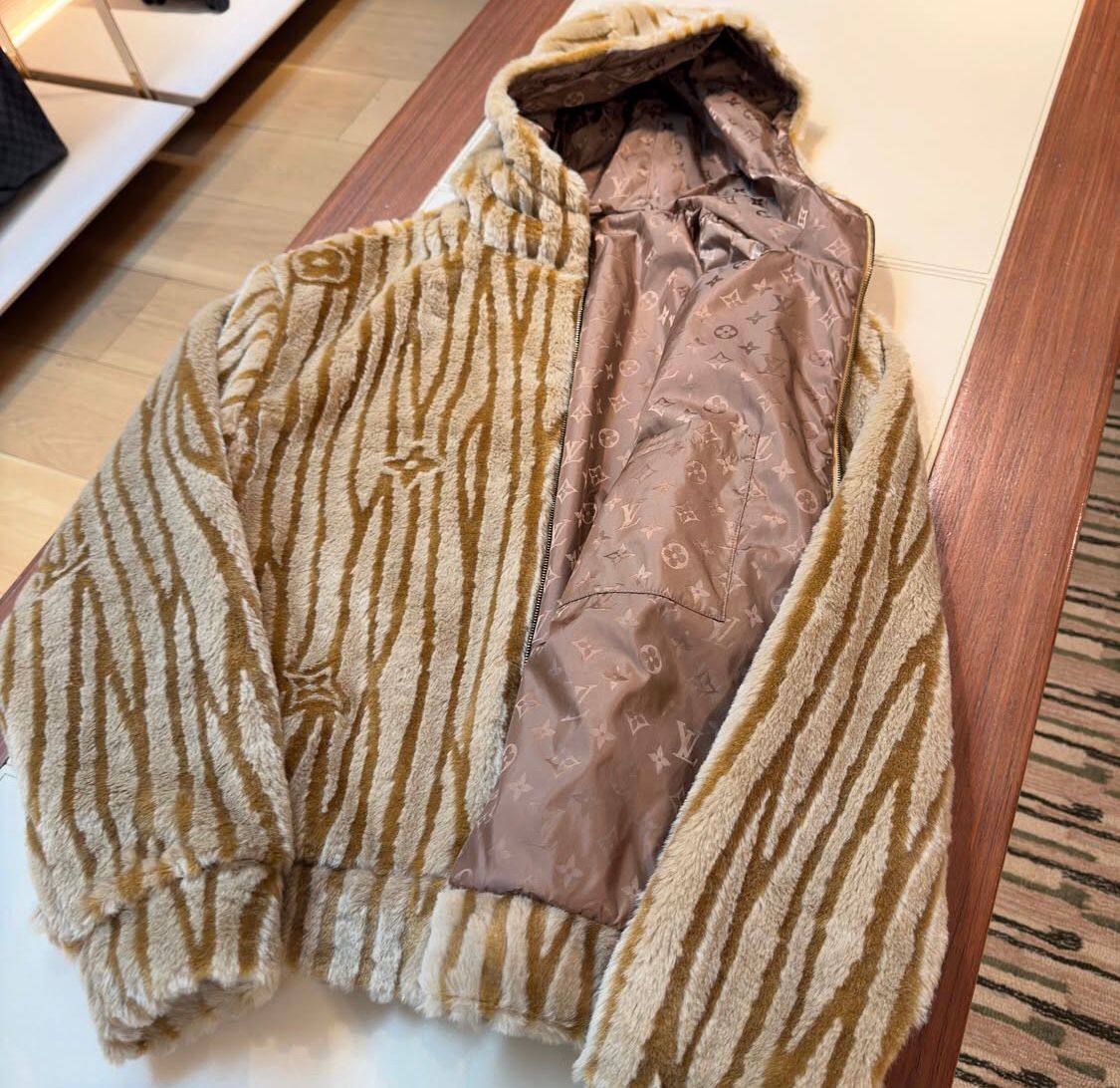 *LV*
Men’s Jacket
Master Quality 
SMLXLXXL
800 dhs🪙🌨️

Zain276
♥️♥️♥️