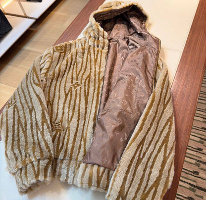 *LV*
Men’s Jacket
Master Quality 
SMLXLXXL
800 dhs🪙🌨️

Zain276
♥️♥️♥️