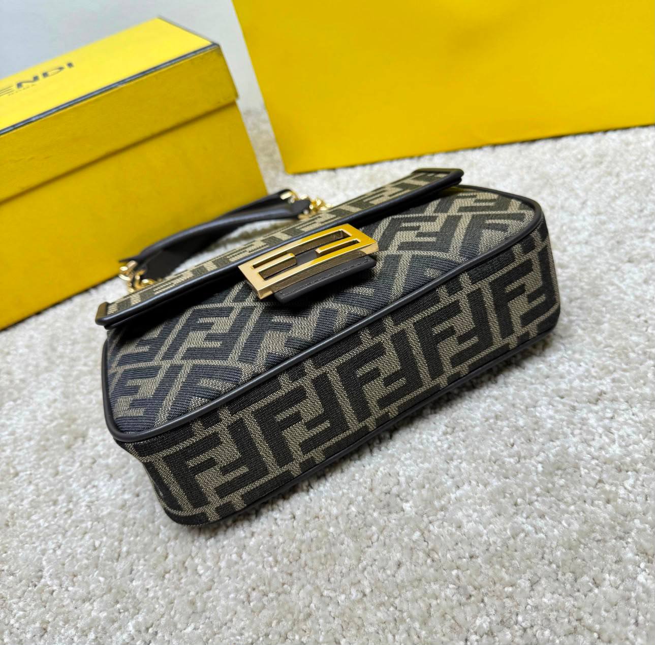 FENDI 
MASTER QUALITY
 WITH BOX 
240 dhs✅

Zain295
♥️♥️♥️