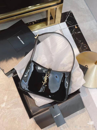 YSL Hobo
Size: 24 * 14 * 6 cm
80 dhs🪙🖤
with box🎁

Zain115
♥️♥️♥️