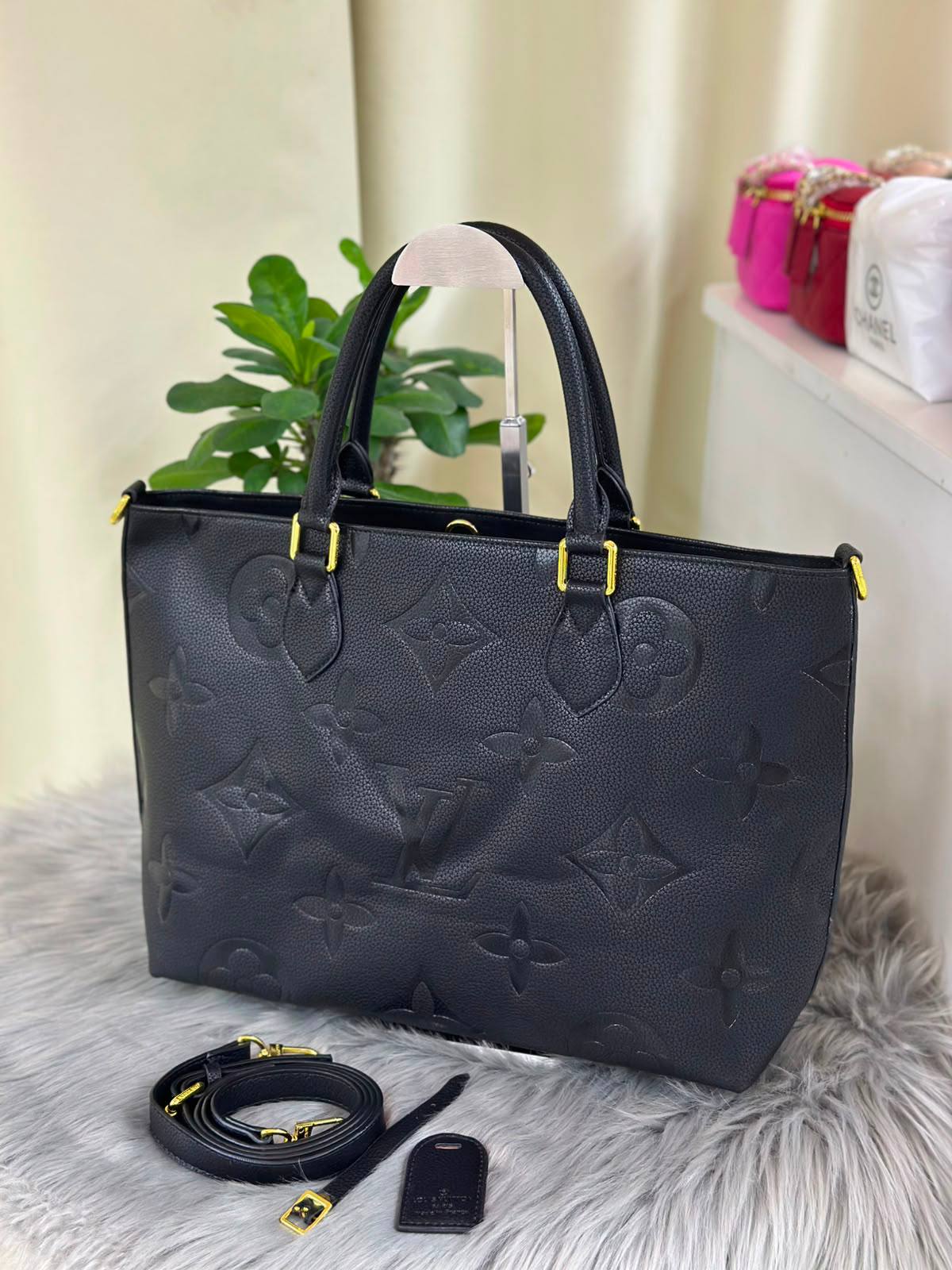 LV
SIZE……….    36cm
110 dhs✅

Zain244
♥️♥️♥️