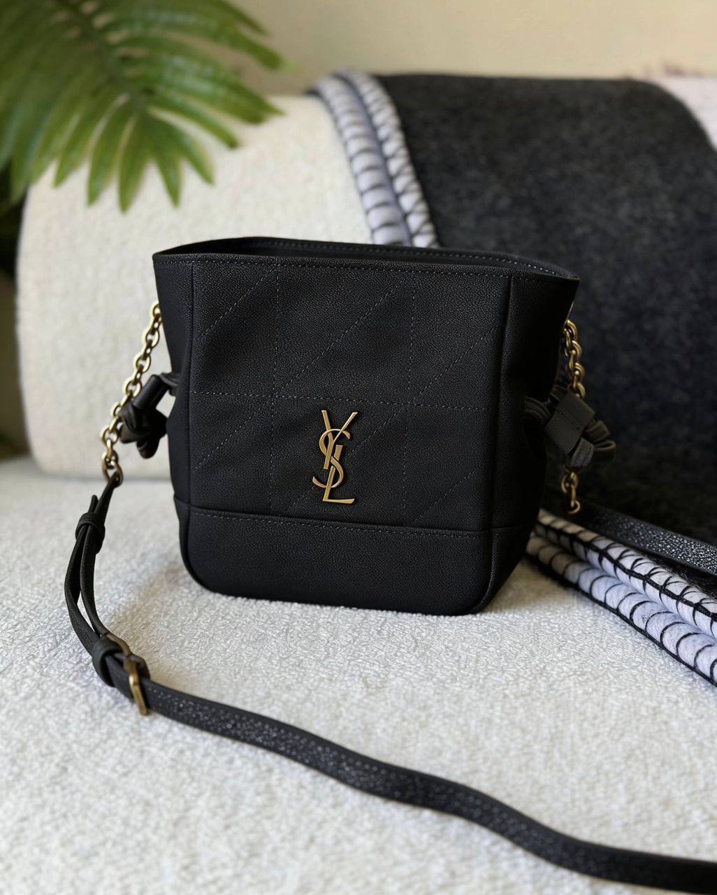 YSL
110 dhs🗽
SIZE：26×18×12.5cm
Good quality 

with box
🎁🎁🎁

Zain35
♥️♥️♥️
