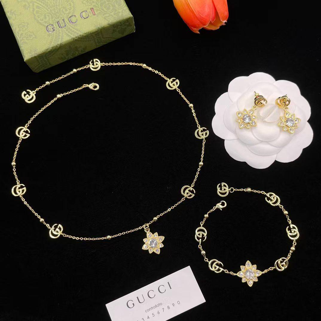 GUCCI
Full set 
Master💕
130 dhs🪙💕

Zain263
♥️♥️♥️