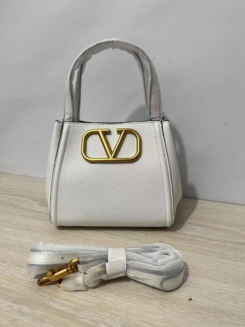 Valentino
90 dhs🇦🇪
size 22cm

Zain26
♥️♥️♥️