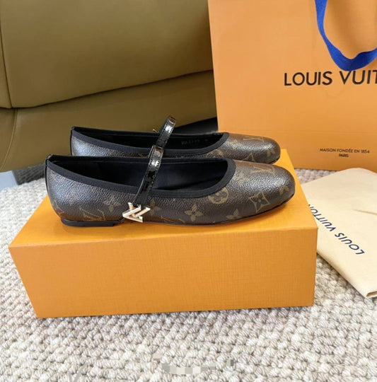 LV
☘️ *SIZE  36  to 41 ☘️                                                                                                       
260 dhs❣️

Zain224
♥️♥️♥️