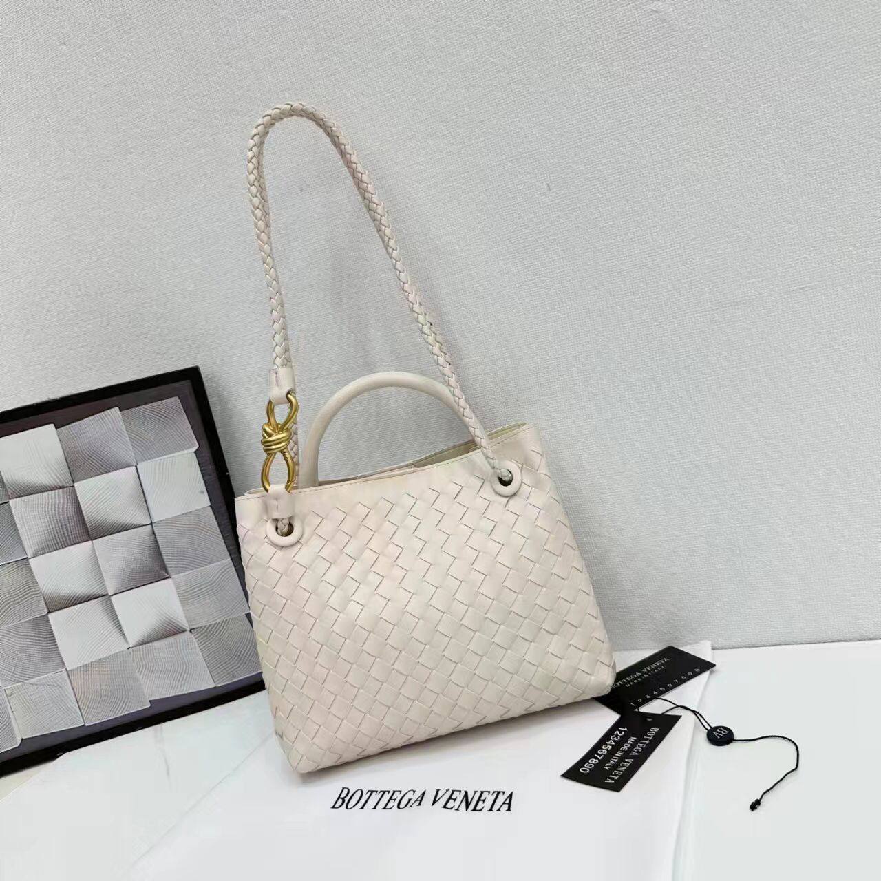 Bottega 
90 dhs✅
size 25×9×21cm

Zain213
♥️♥️♥️