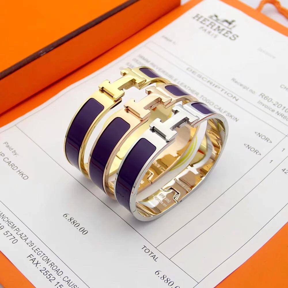 GOLD 
ROSE GOLD
SILVER
BANGLE HERMES 
MASTER✨💫
60 dhs✅✅
 EACH WITH BOX AND PAPER BAG🎁🛍️

Zain89
♥️♥️♥️