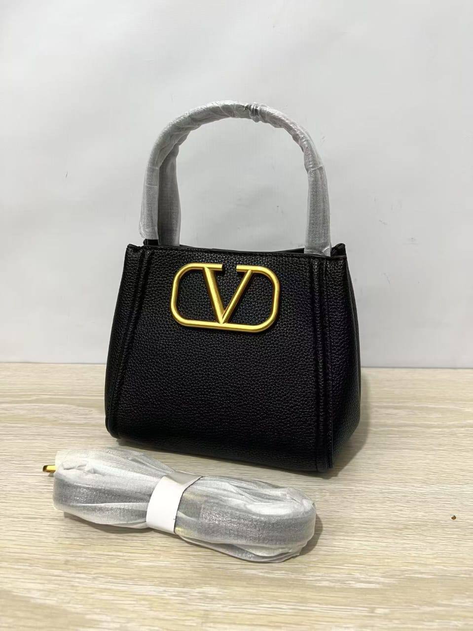 Valentino
90 dhs🇦🇪
size 22cm

Zain26
♥️♥️♥️