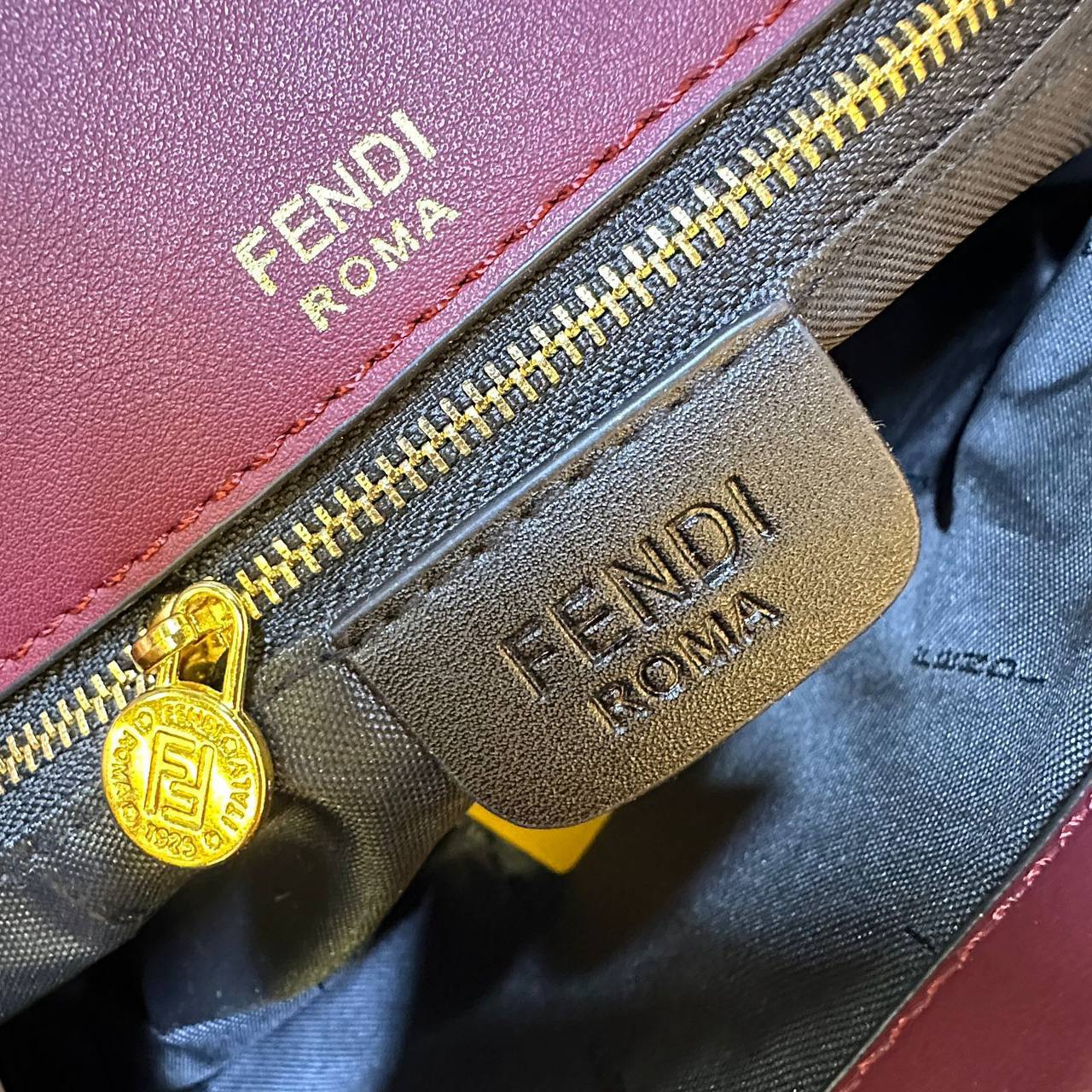 FENDI
 GOOD QUALITY 
WITH BOX
🎁🎁🎁

110 dhs✅
SIZE: 26cm

Zain39
♥️♥️♥️