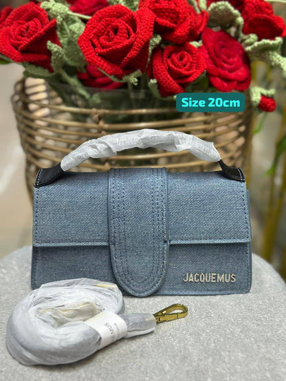 Jacquemus

Good quality 

with box 🎁🎁🎁

100 dhs🌺

Zain186
♥️♥️♥️