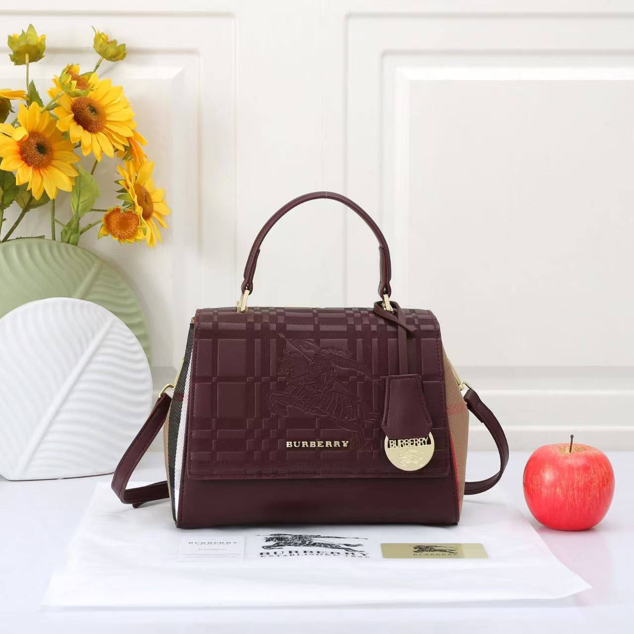 Burberry
 Good Quality 
With Small Wallet

105 dhs❣️

Zain250
♥️♥️♥️