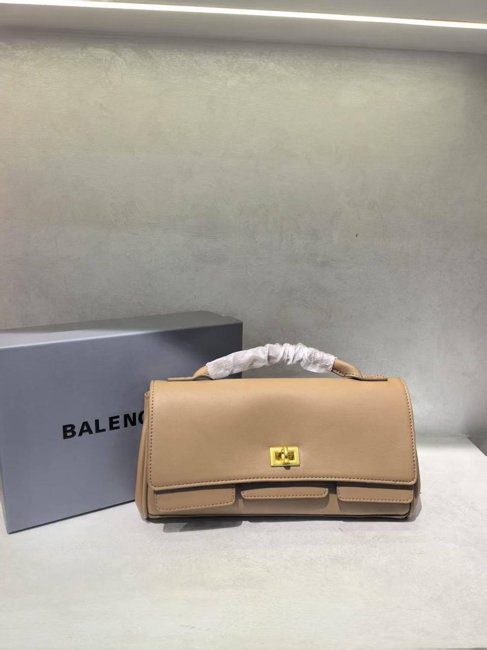 Balennciaga  
120 dhs✅
Size 28cm

Zain161
♥️♥️♥️